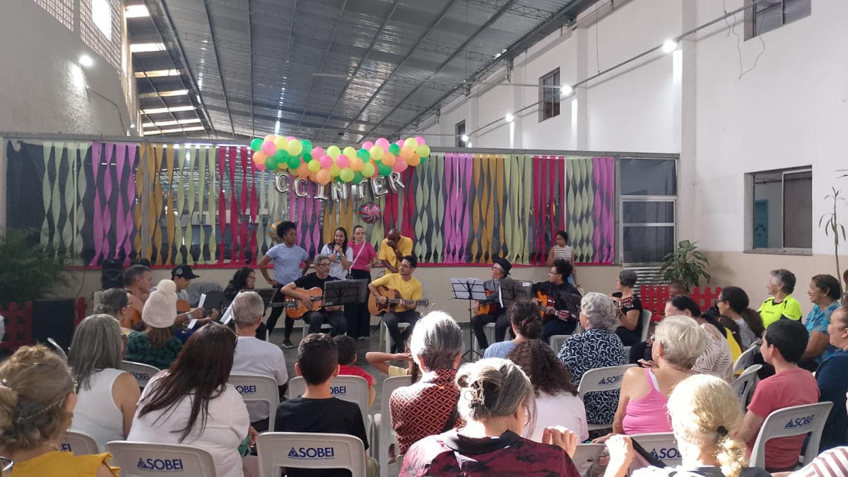 Crianças brincando nas atividades da SOBEI